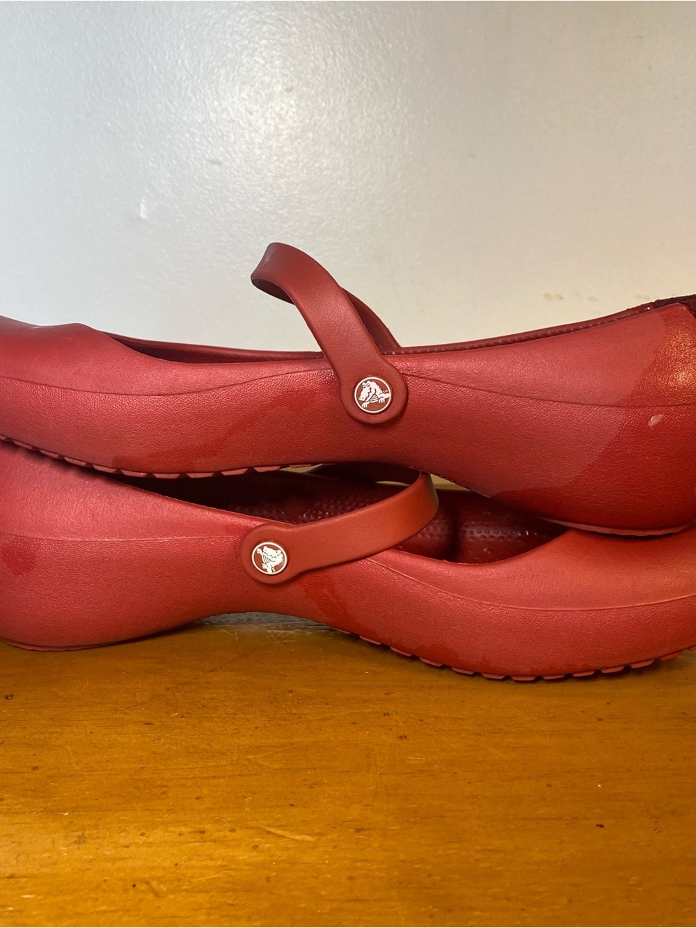 Crocs Women’s 10 Alice Ballet Flats Mary Jane Shoes Red Rubber Slip On Strap - Picture 6 of 7
